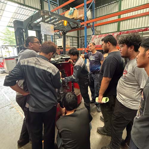 หัวหน้าช่างอบรมทีมช่างรถโฟล์คลิฟท์