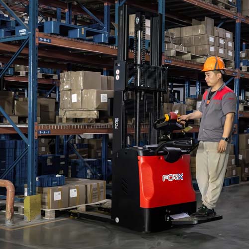 รถ Stacker ไฟฟ้า รุ่น RSB202 ใช้ในโกดังสินค้า